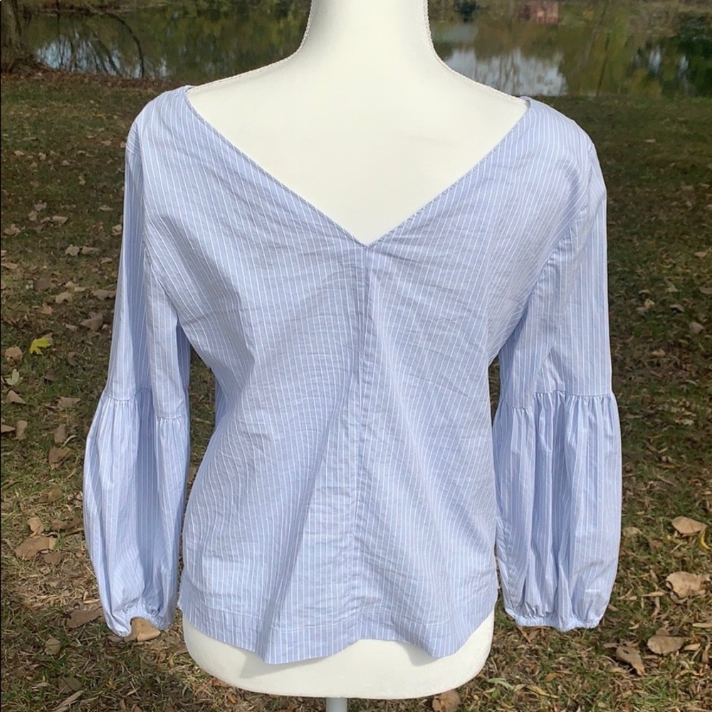 🌸NWOT WHBM Blouse Size 8 Blue with Flowers - Picture 3 of 5